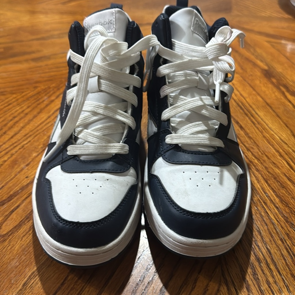 Kids Reebok size 4 - Picture 2 of 2